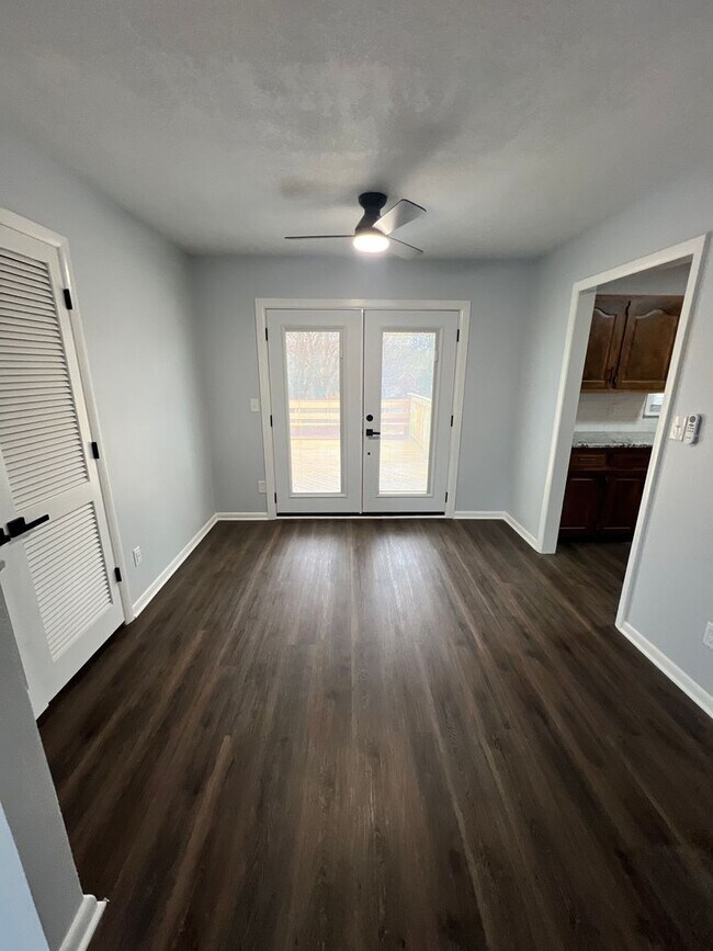 Foto del edificio - Move-In Ready 6-Bedroom Home in Raytown