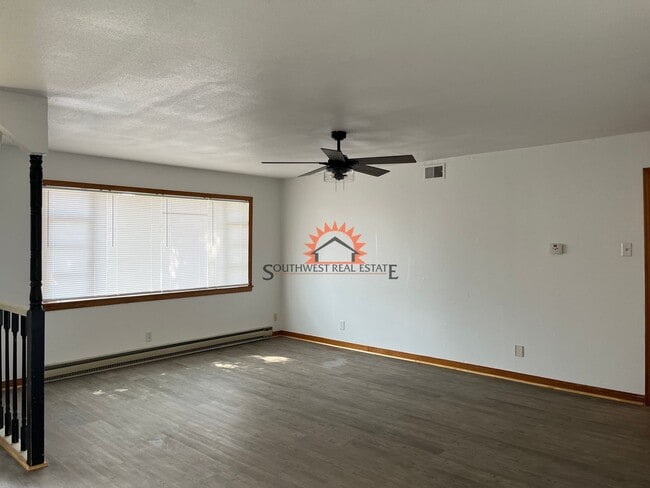 Building Photo - Cute 3 bedroom with a 1 car garage