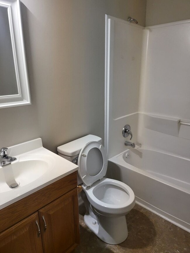 Building Photo - Nice two bedroom condo on one level in Hermitage