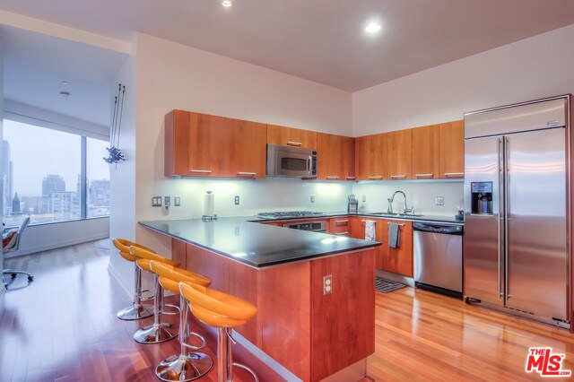 Foto del edificio - 801 S Grand Ave