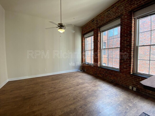 Building Photo - 1321 1/2 E Main St