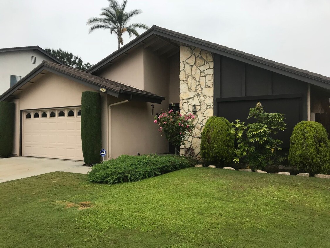 Primary Photo - Spacious Anaheim Home with Cathedral Ceili...