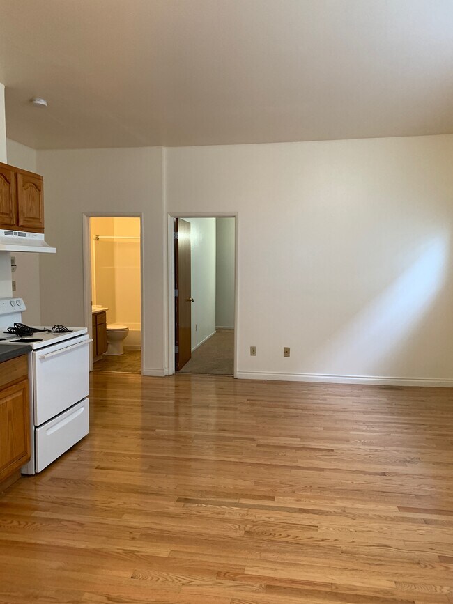 Kitchen dining area - 2404 N Vancouver Ave