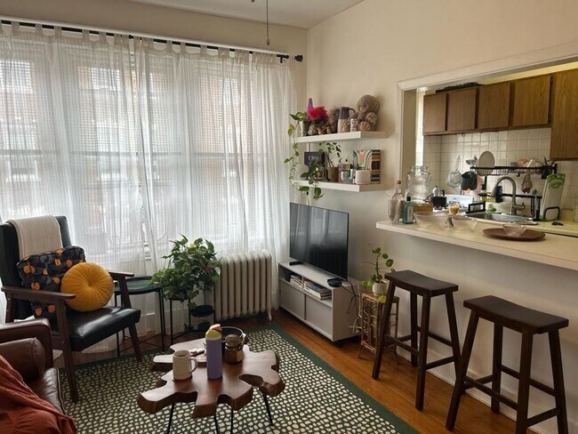 Foto del edificio - GREAT 2Br/1Bth available NOW. Heat/Hot Wat...