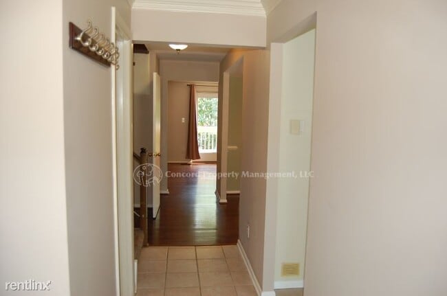 Building Photo - 4 br, 4 bath Townhome - 5 Castlebar Ct