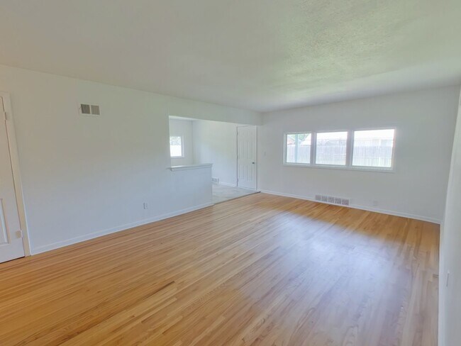 Foto del edificio - 2520 N Perry Ave