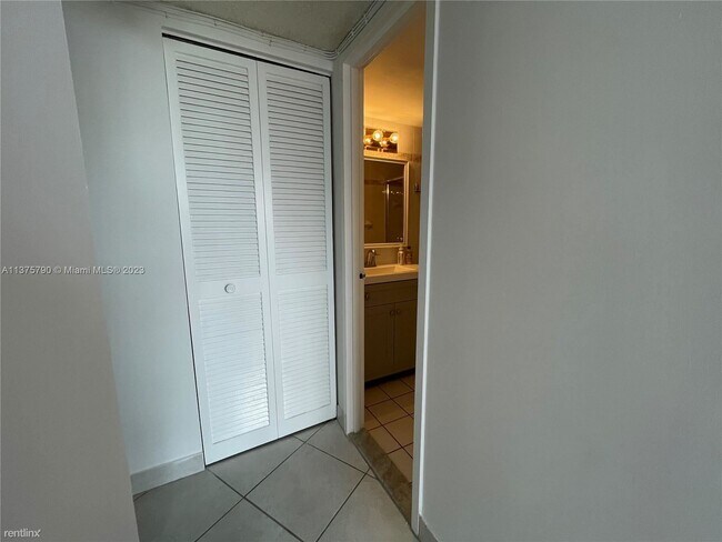 Foto del edificio - 2 br, 2 bath Condo - 3180 S Ocean Dr Apt 520
