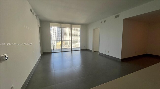 Building Photo - 1300 Brickell Bay Dr