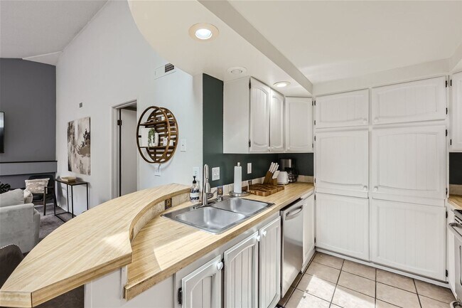 Foto del edificio - Totem Lake Spacious 2 Bedroom Vaulted Ceil...
