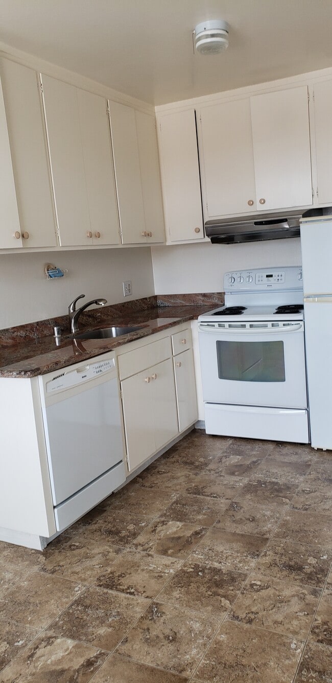 Kitchen - 200 Carl St