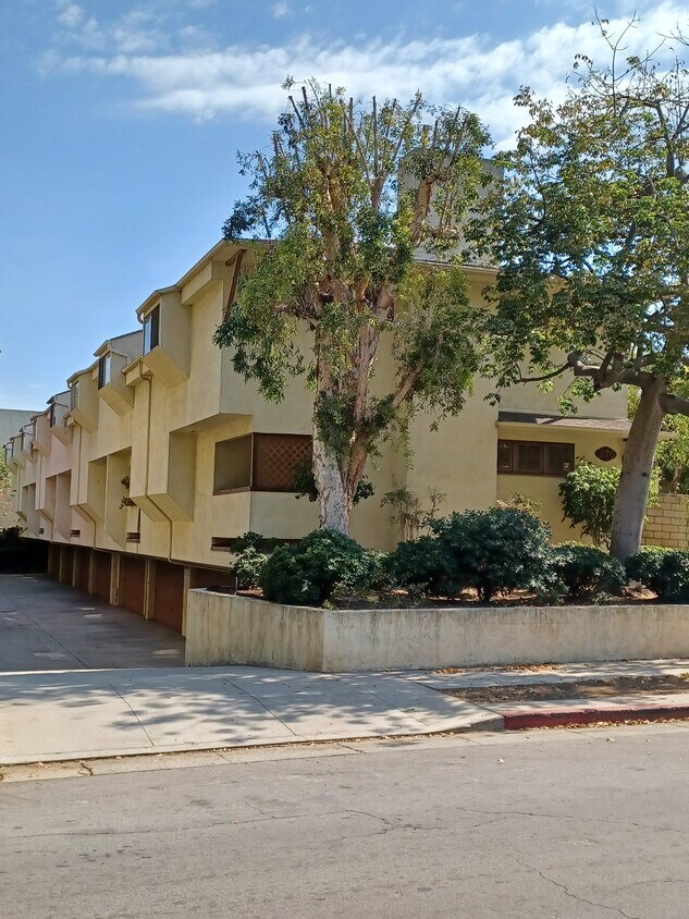Primary Photo - 276 E Bellevue Dr