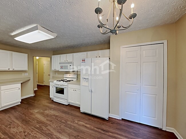 Building Photo - 2656 Lake Park Bnd