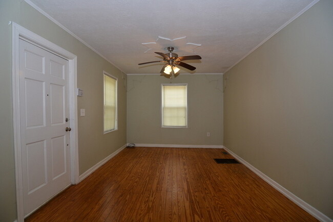 Building Photo - 3 Bedroom Cottage Near Lake Olmstead