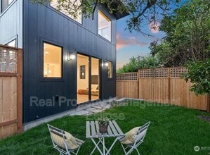 Building Photo - 2528 27th Ave W