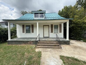 Building Photo - 1057 College St