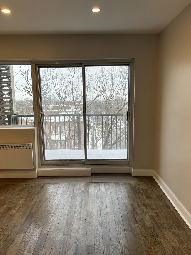 Building Photo - 3355 Bd Rosemont