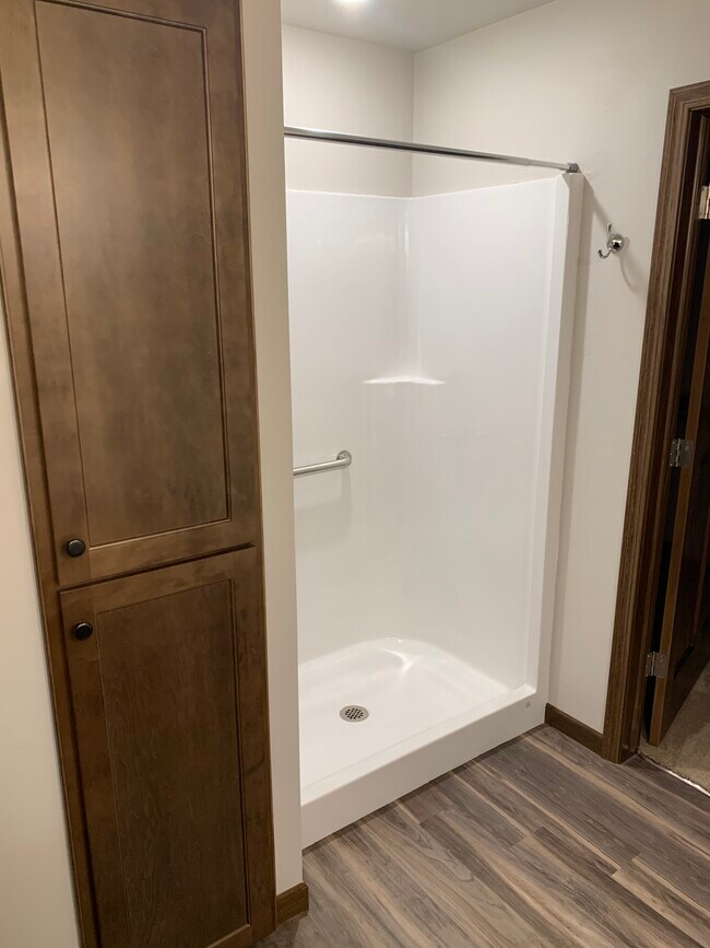 Ducha a ras de suelo de 4 pies - 504 Jefferson St