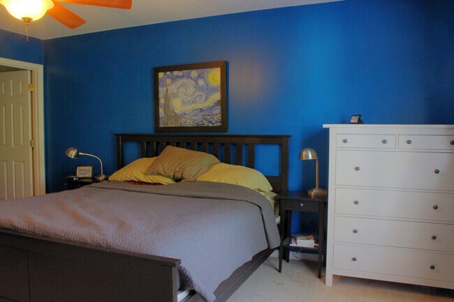 Foto del edificio - 3-bedroom House with Fenced-in Backyard Available on Sep 14th