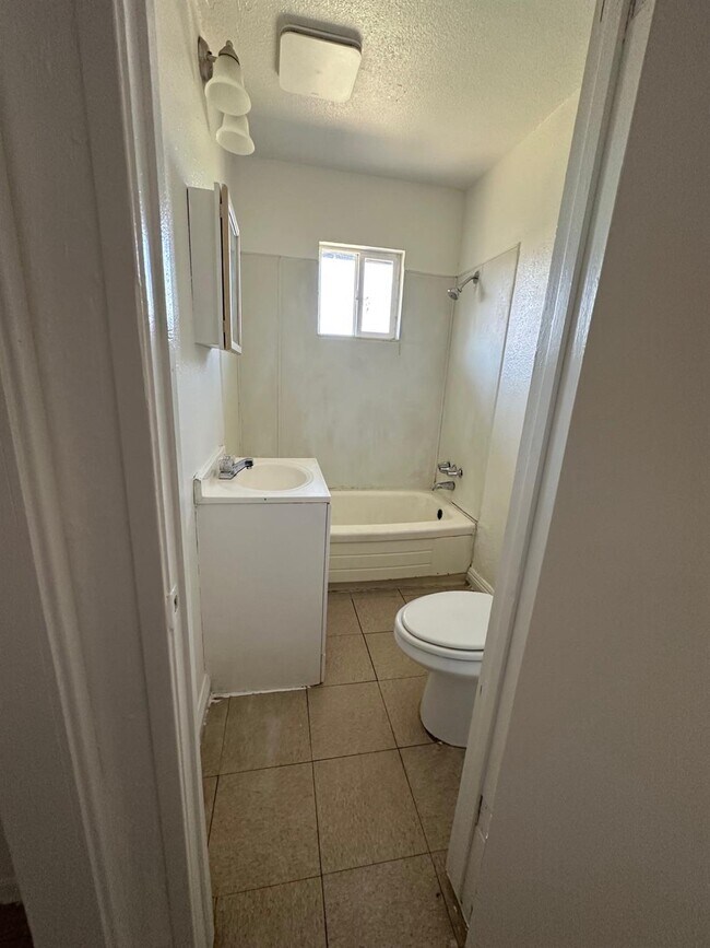 Foto del edificio - 3143 E Clay Ave