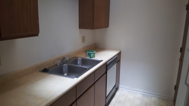 Building Photo - 2131 Adelpha Ave