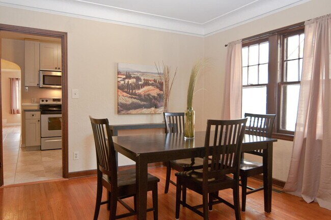 Foto del edificio - Spacious 3-Bedroom Duplex with Garage and 2 bathrooms in Minneapolis!