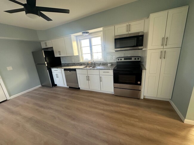 Building Photo - BEAUTIFUL 2BEDROOM 1BATH NEWLY REMODELED