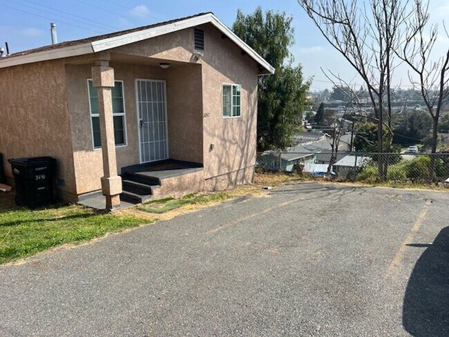 Building Photo - Comfortable 2 Bedroom House with Off Stree...