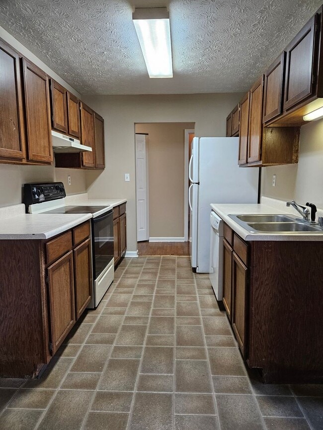 Building Photo - Scoop this 2 bedroom duplex up before someone else does!