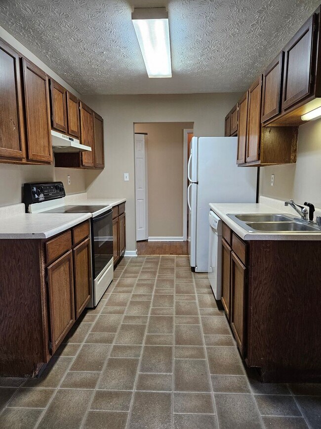 Foto del edificio - Scoop this 2 bedroom duplex up before someone else does!