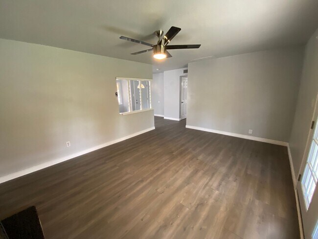 Foto del edificio - Updated North West Visalia Available Now!