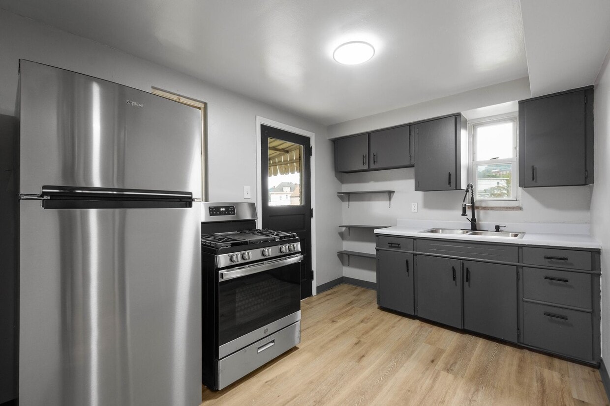 MOVE IN SPECIAL! SCORE HALF OFF 1ST MONTH'... - Stunning 3 bedroom in McKees Rocks availab...