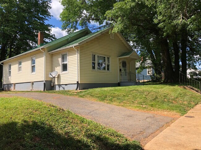 Foto principal - 2205 Mayflower Dr