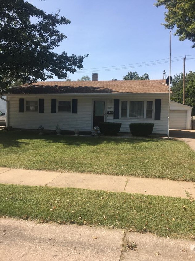 4527 11th St Ct, East Moline, IL 61244 House Rental in East Moline, IL