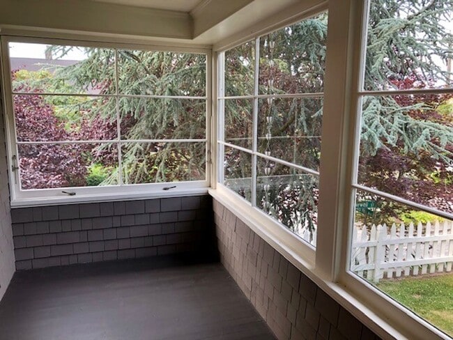Building Photo - Queen Anne Home