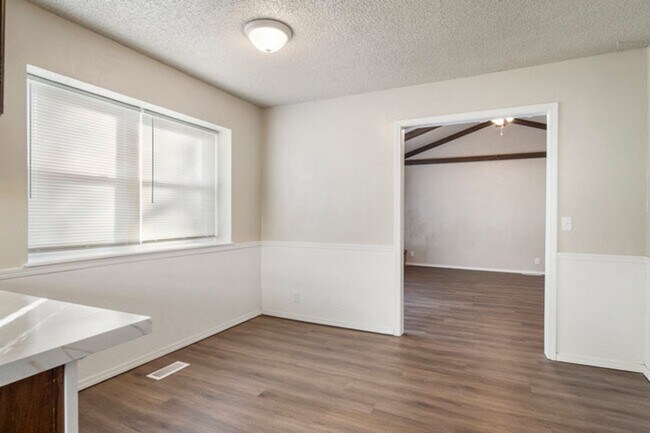 Building Photo - Charming 3-Bedroom Home with Modern Touche...