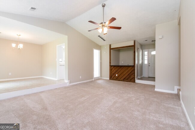 Building Photo - 356 Montgomery Pl