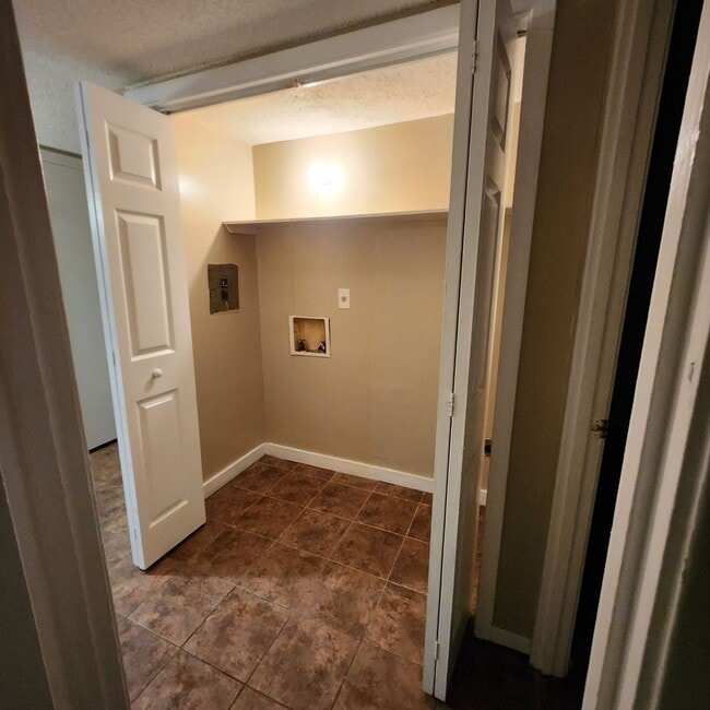 Building Photo - MOVE-IN SPECIAL 1/2 OFF 1ST MONTH'S RENT!!