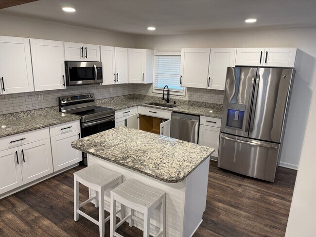 Foto del edificio - Updated Home near Waverly Park