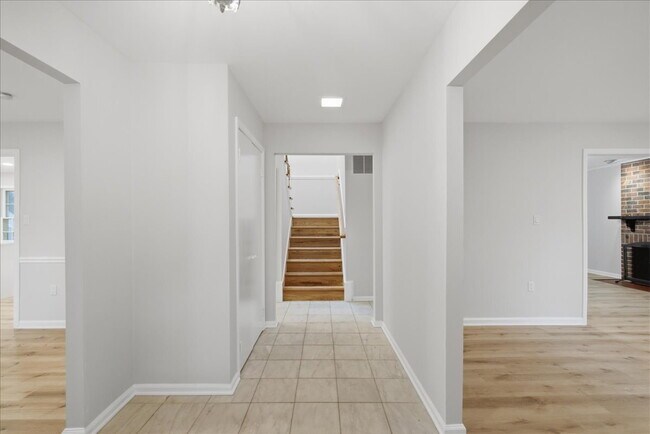 Foto del edificio - Spacious Colonial with Prime Location & Versatile Layout!