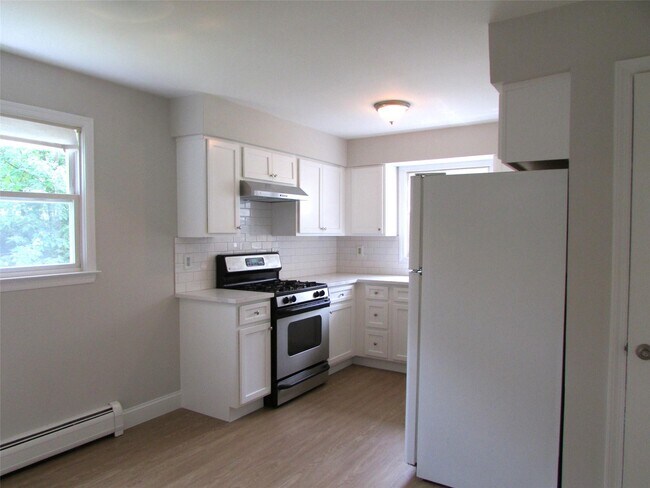 Foto del edificio - 74 B Demarest Ave