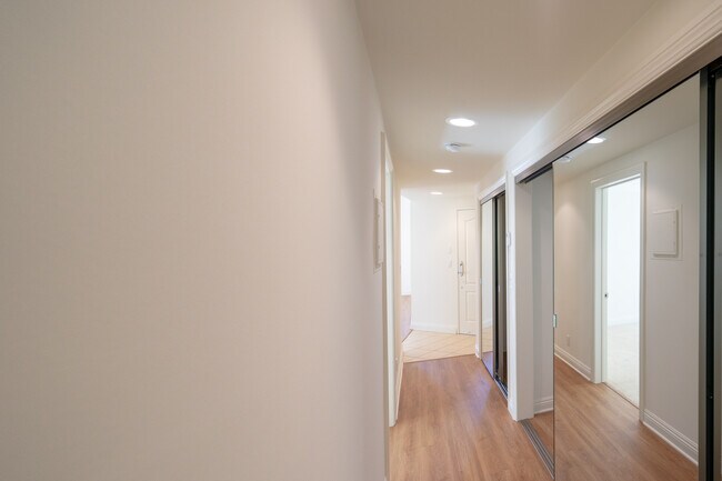 Building Photo - 2300 Fox Hills Dr