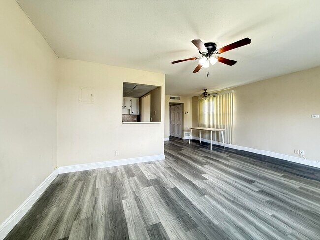 Foto del edificio - 323 Tuscany F