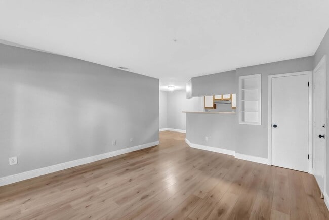 Building Photo - Newly Renovated Ground Floor Condo in Gate...