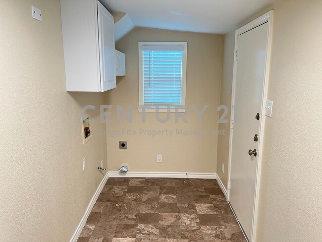 Foto del edificio - Spacious 2/1/1 in Oak Cliff For Rent!