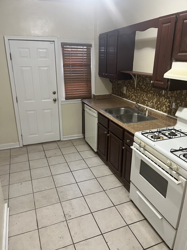 Kitchen - 513 17th St SE
