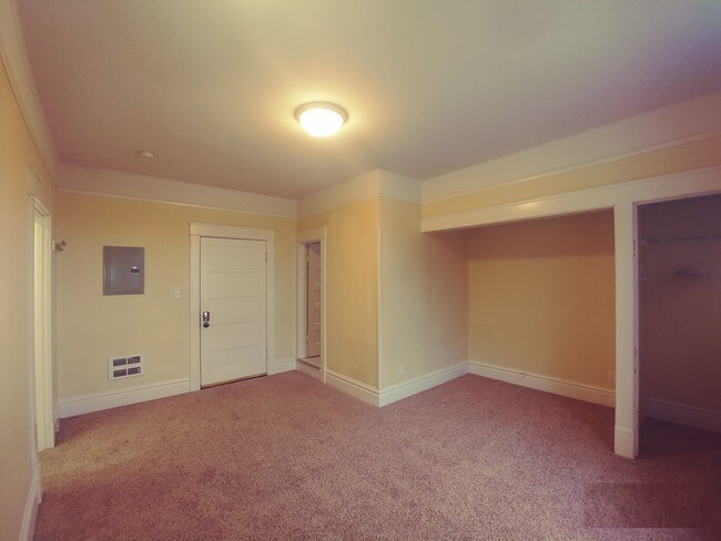 Building Photo - 112 E Spring St