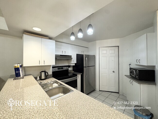 Photo du bâtiment - Pet-Friendly 1-Bedroom Condo with Outdoor Space – Downtown Toronto