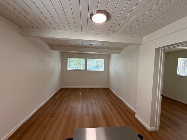 Foto del edificio - Updated ground-floor 1-bed 1-bath garden apartment in a gated property near N Berkeley BART