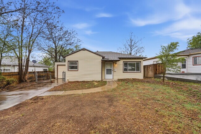 Foto del edificio - $1,695.95 - 2 Bed, 1 Bath Home in Denver with Spacious Fenced in Yard!