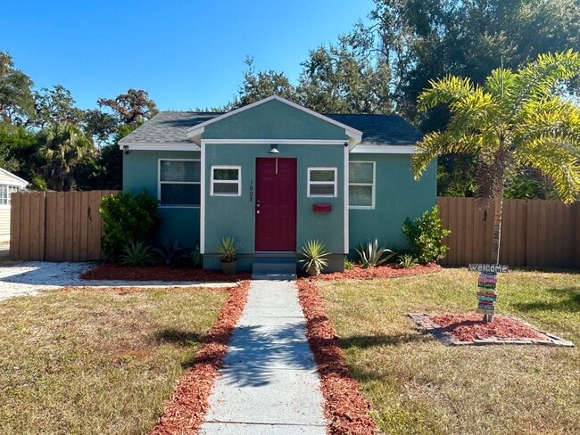 Beautifully Updated Furnished 2 Bed 1 Bath with Fenced Yard! - Beautifully Updated Furnished 2 Bed 1 Bath with Fenced Yard! House